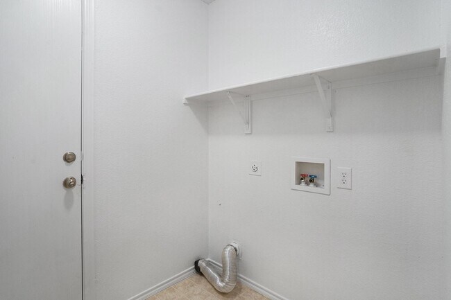 Building Photo - Beautifully Crafted 4-2-2 in Fort Worth!