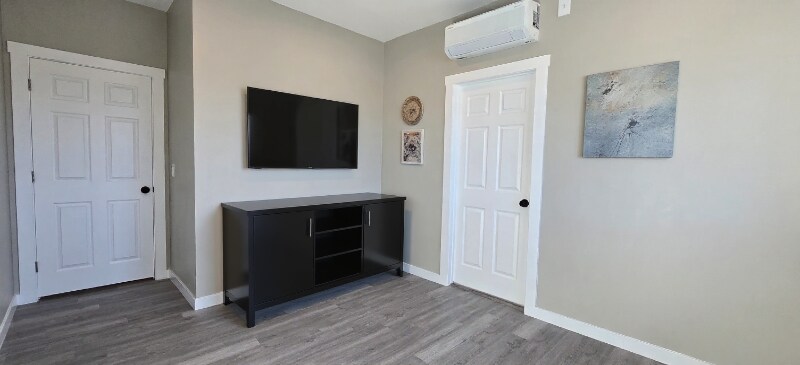 Building Photo - 10663 Encino Ave