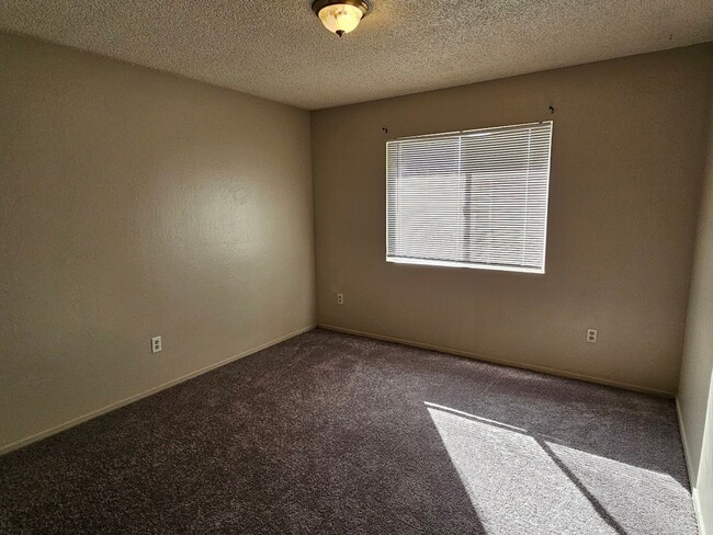 Building Photo - 3 Bd 2 Ba Home in South Bakersfield