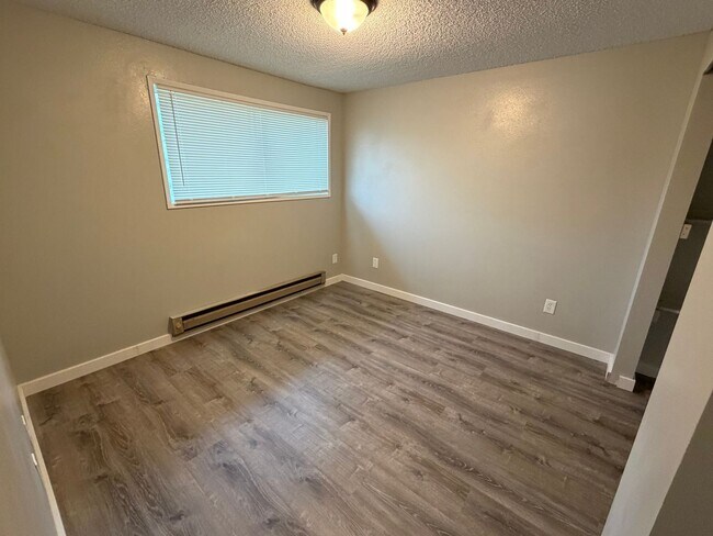 Building Photo - Convenient Location and Comfortable Living