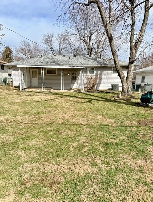 Building Photo - 3 Bedroom 2 BathHome