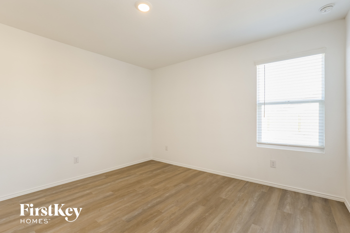 Building Photo - 10642 Vinateros Dr