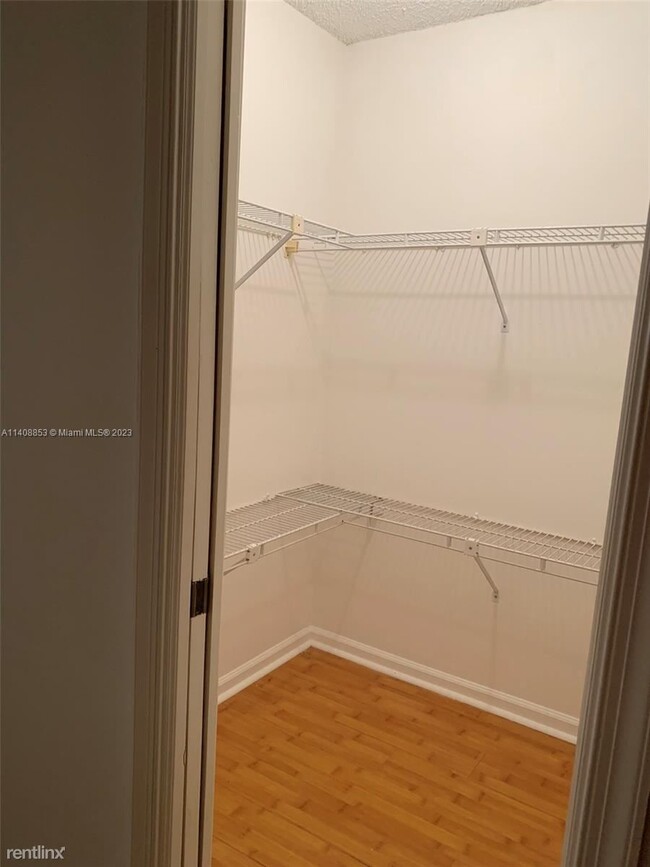 Building Photo - 3 br, 2 bath Condo - 538 NE 48th St # 538