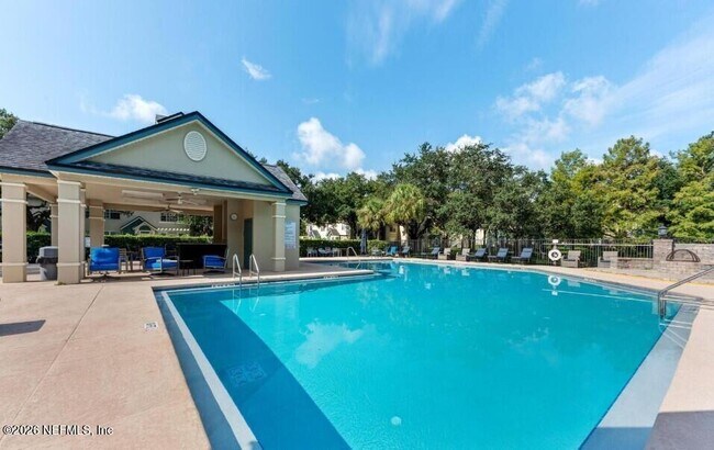 Building Photo - 13700 Richmond Park Dr N