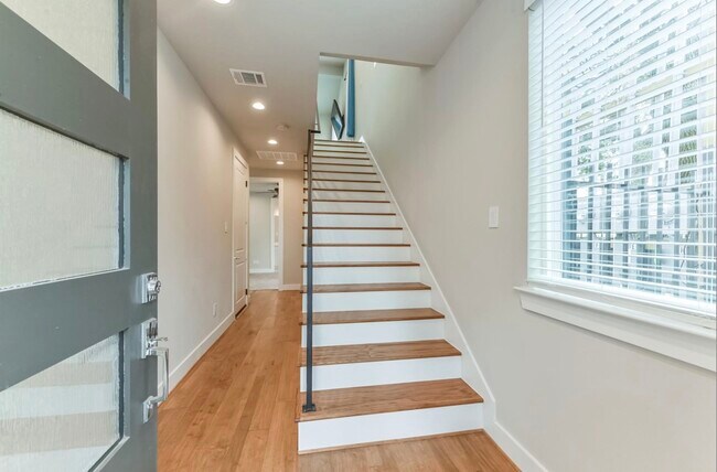 Building Photo - 823 Mansfield St