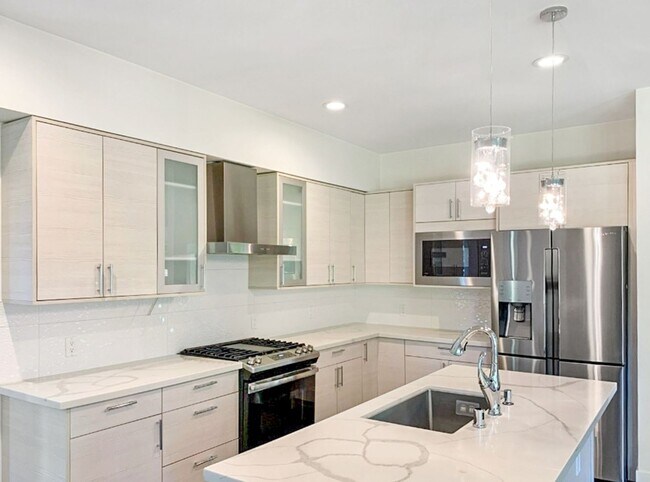 Building Photo - 4Bd/2.5Ba Renton Home