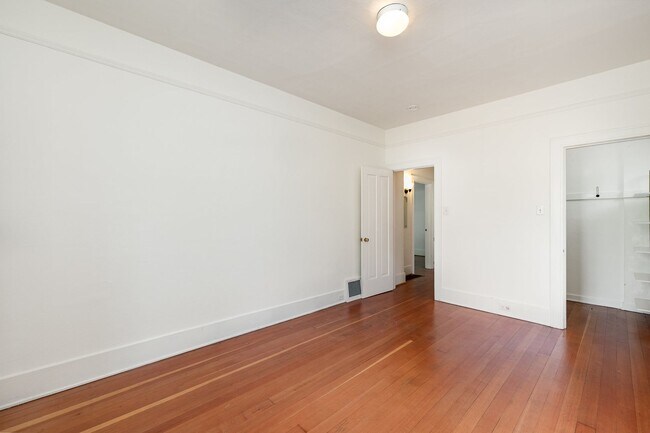 Building Photo - 2Bd/1Ba Seattle Home