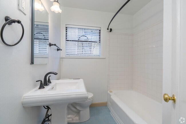 Building Photo - Lovely 1 Bed, 1 Bath at Irving Court Apartments