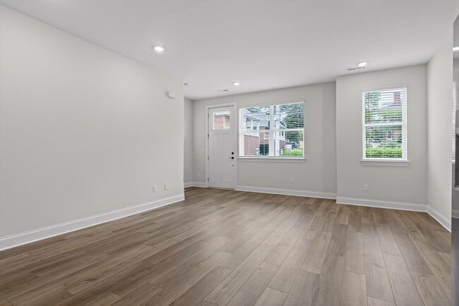Building Photo - 715 Bespoke