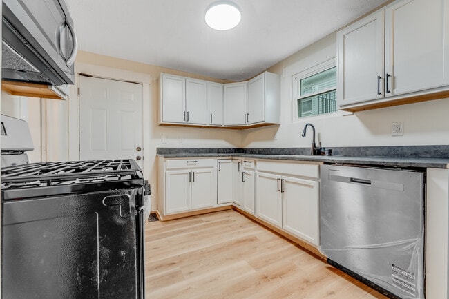 Building Photo - 911 Montrose Ave