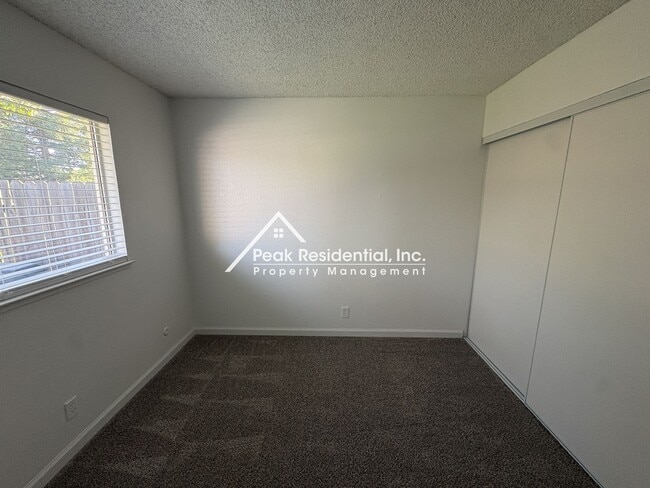 Building Photo - Spacious Fair Oaks 2bd/1ba Duplex with 1 Car Garage