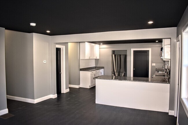 Building Photo - 2 Sunnyside St