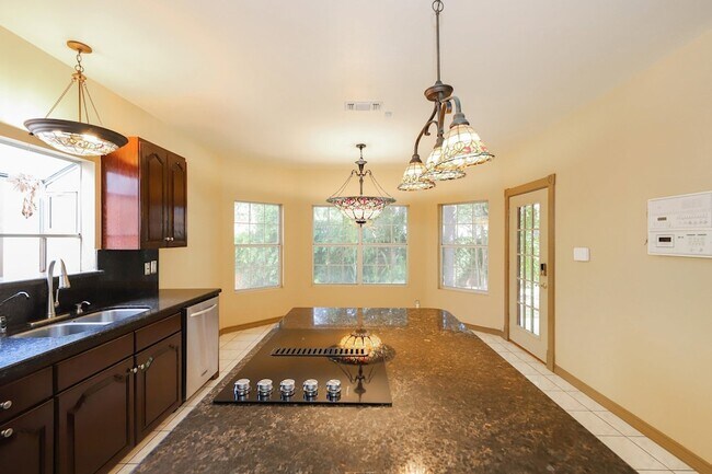 Building Photo - 503 W Avon Ct