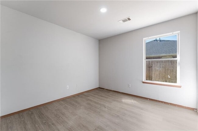 Building Photo - 322 E Southern Trace Dr