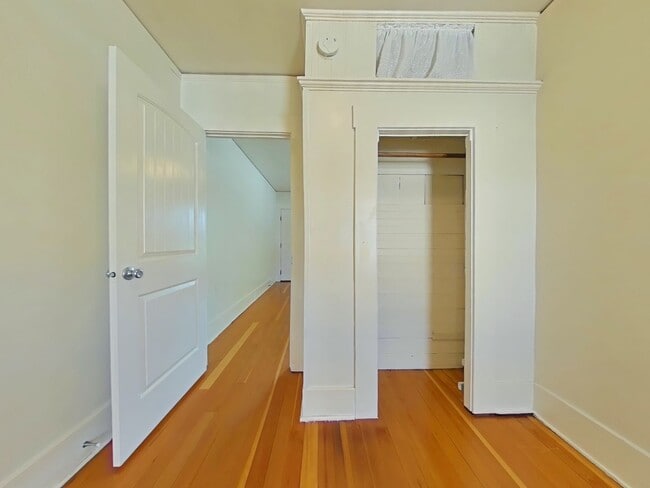 Building Photo - 1 Bedroom Duplex ~ Close to Campus ~ Small...