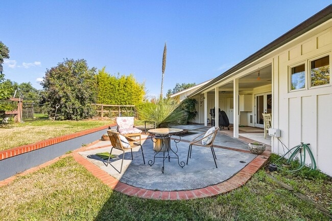 Building Photo - 724 N Refugio Rd