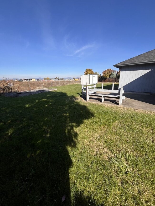 Building Photo - 3 Bedroom 2 Bath Single Family Home