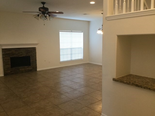 Building Photo - 10917 Spruce Dr N