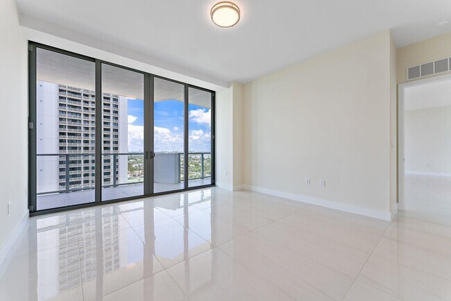 Building Photo - 3100 N Ocean Dr