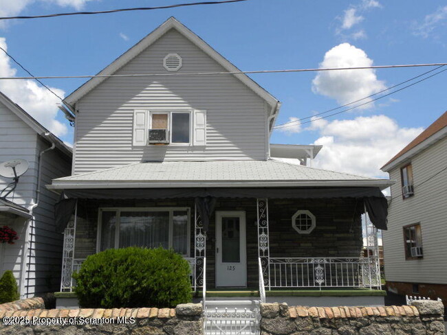 Primary Photo - 125 Hill St