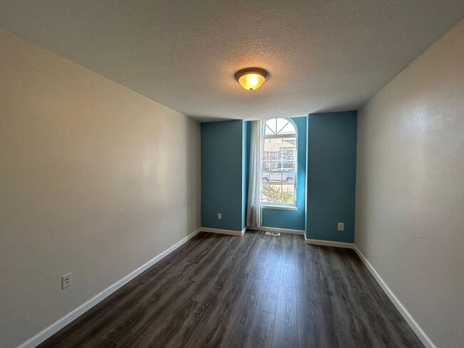 Building Photo - AVAILABLE NOW!! 3bd/2ba FANTASTIC Dead End Street - HUGE MASTER SUITE!