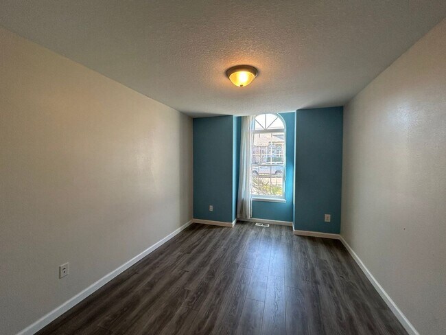 Building Photo - AVAILABLE NOW!! 3bd/2ba FANTASTIC Dead End...