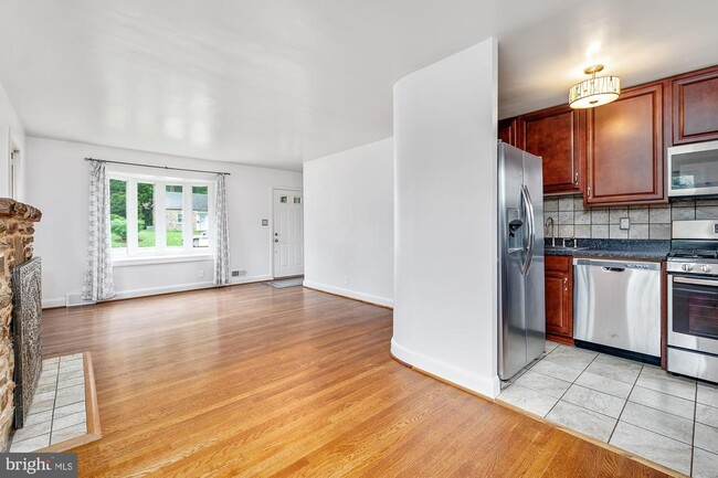 Building Photo - 6233 Woodcrest Ave