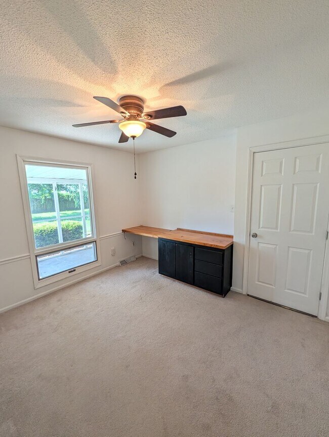 Building Photo - 3 Bedroom Home - Walking distance to Fairview Elementary - Desirable Location!