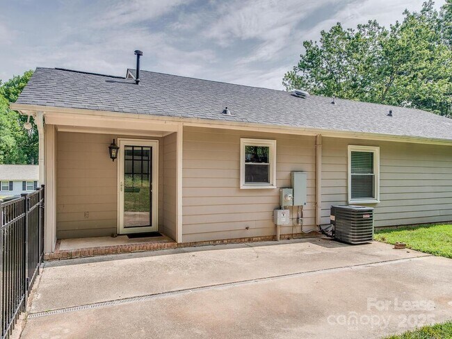 Building Photo - 325 Clearbrook Rd