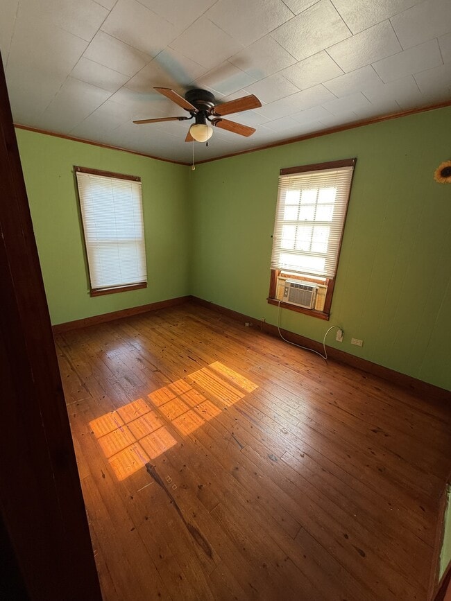 Building Photo - 347 S Cedar St