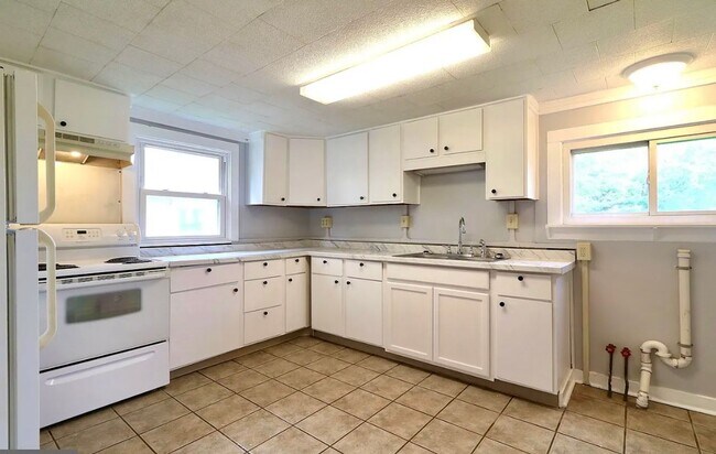 Building Photo - Charming 3-Bedroom Home with Office in How...