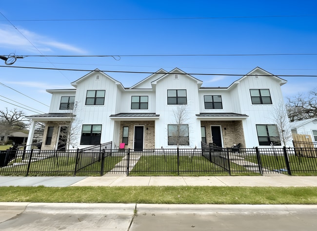 Building Photo - 201 Fairway Dr