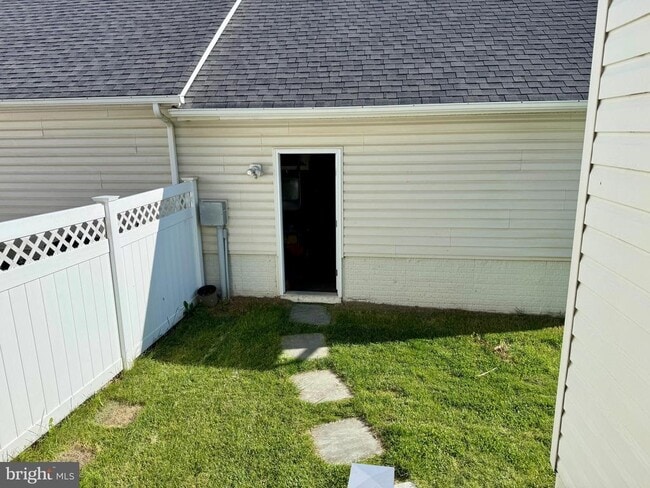 Building Photo - 11860 Skylark Rd