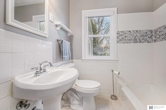 Building Photo - 5820 Walnut St