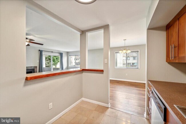 Building Photo - 708 Continental Dr