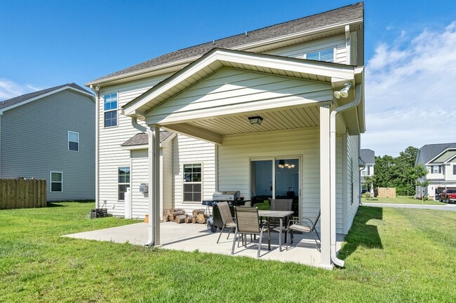Building Photo - Fenced Yard 4 Bedroom w 3rd Floor Bonus Room!