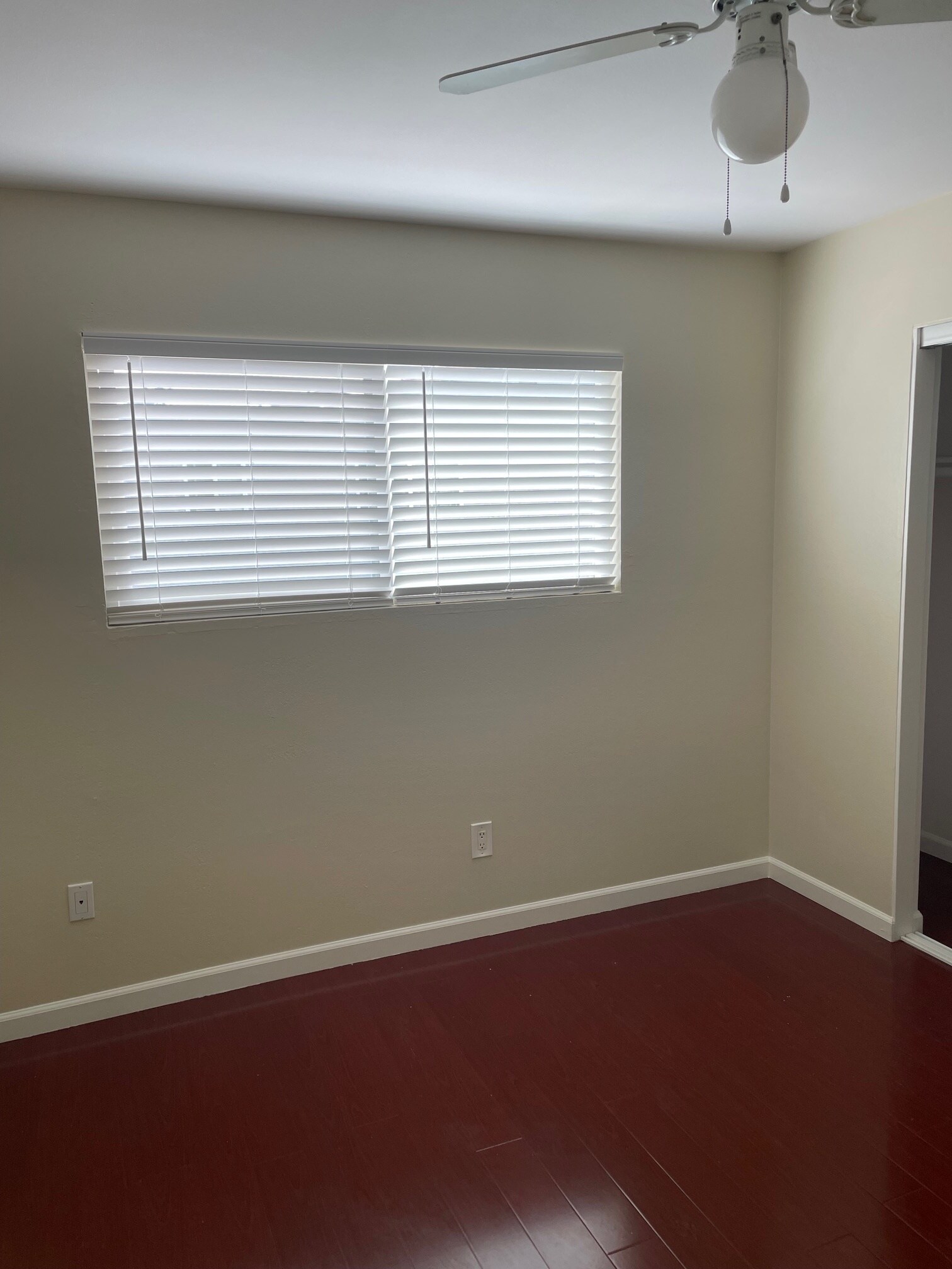 Hillview Unit B Bed Room - 16522 Hillview Cir