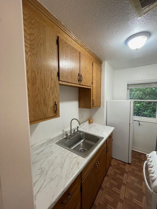 Building Photo - 13129-13129 Hazel Ave