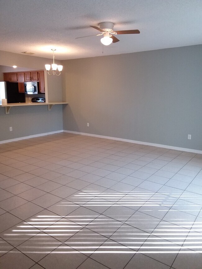 Building Photo - Lexington Square Townhome