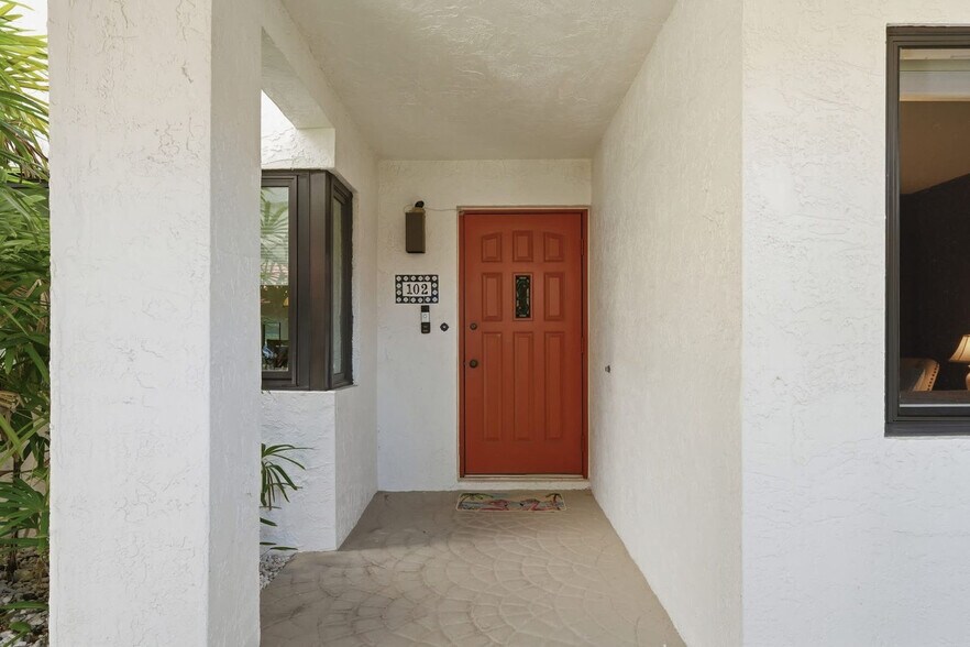 Building Photo - 15120 Ports of Iona Dr