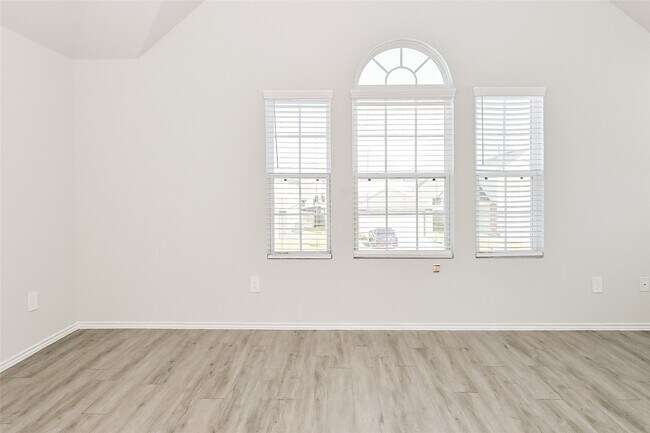 Building Photo - 4911 Sweet Chestnut Ln