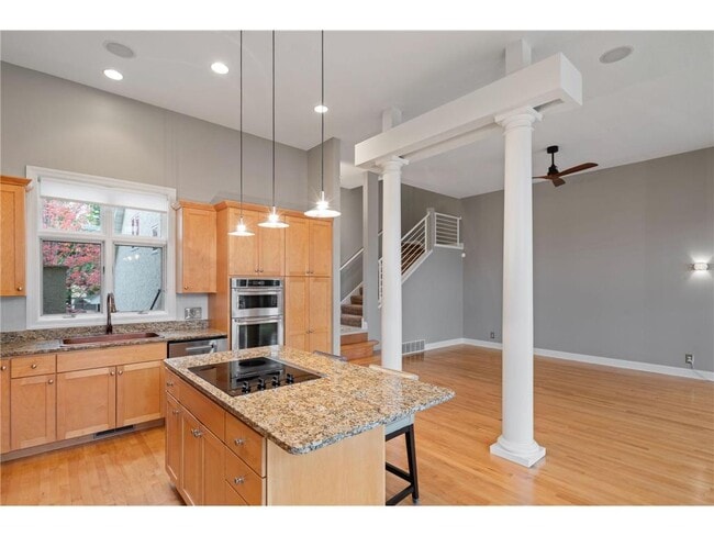 Building Photo - 517 River St