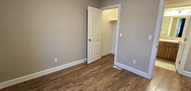 Building Photo - *MOVE IN SPECIAL* $700 off first months re...