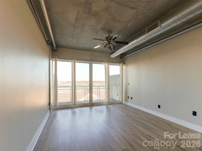 Building Photo - 505 E 6th St