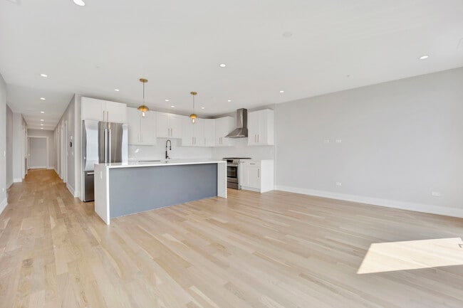 Building Photo - 2221 W Lawrence Ave