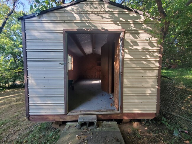 Building Photo - 2800 Cave Ave NW