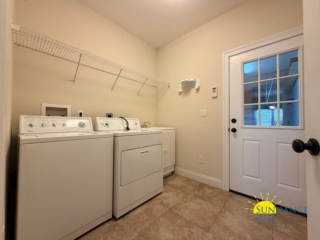 Building Photo - 213 Golf Course Dr