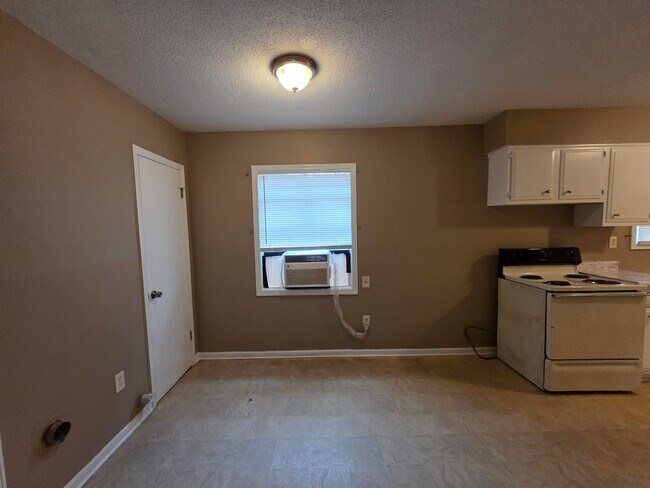 Building Photo - 2192 Lisa Ave