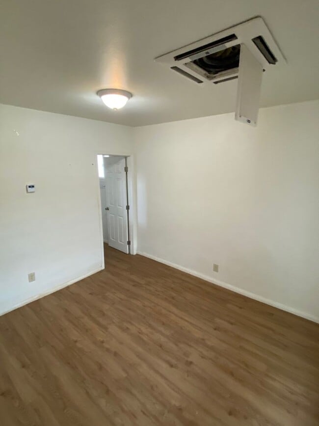 Building Photo - Perfect Small Family Home