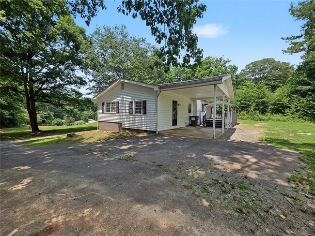Building Photo - 3542 Shoreland Dr